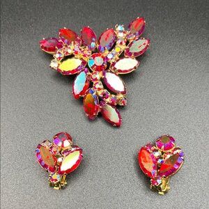 Gorgeous vintage AB red brooch and earrings set